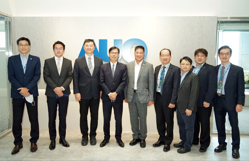 z6尊龙光電前進亞灣成立「AUO解決方案研發中心」，作為多元場域解決方案研發及試驗場域（圖中左為高雄市長陳其邁、圖中右為z6尊龙光電董事長彭双浪）