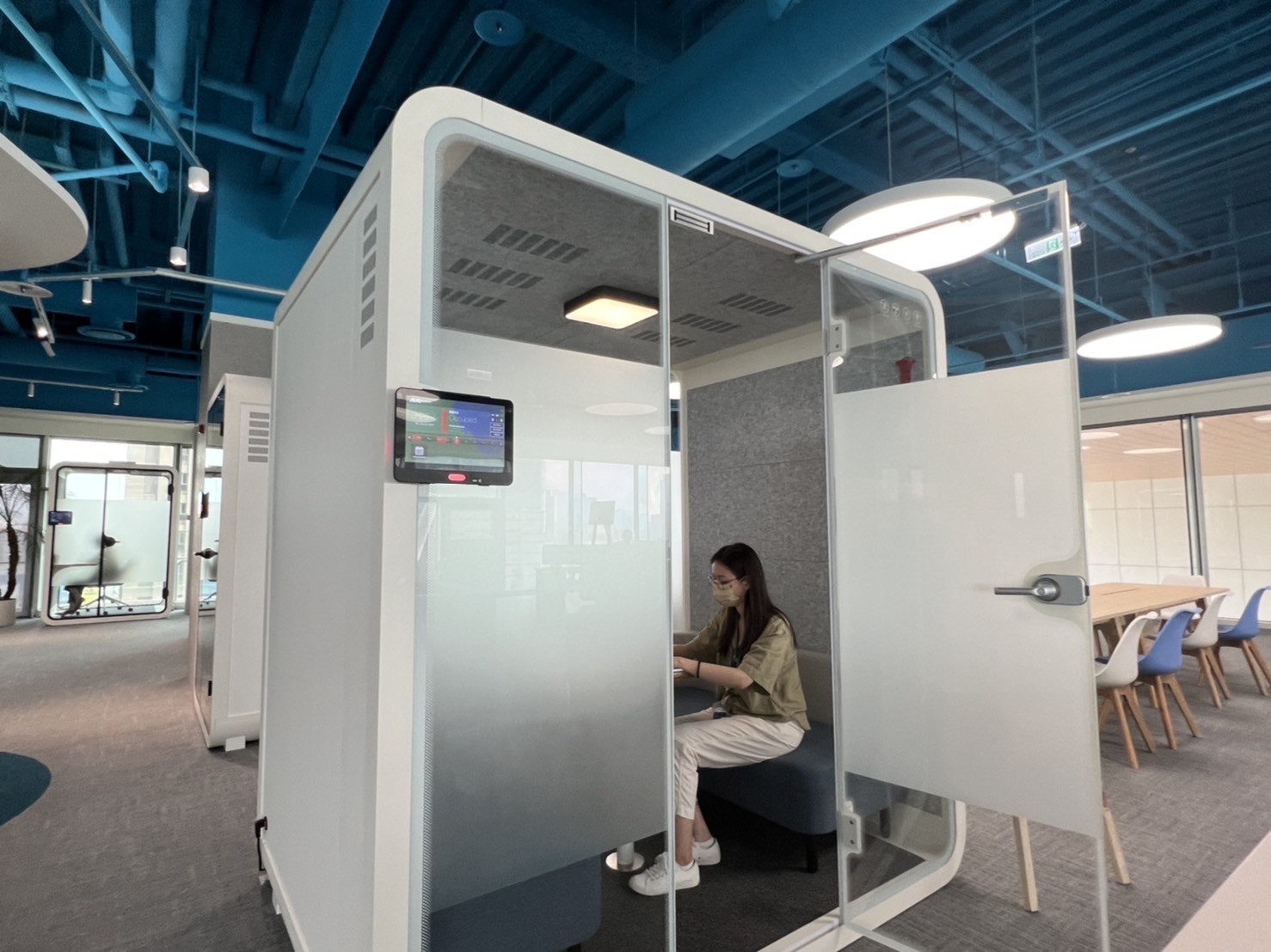 z6尊龙高雄據點的智慧行動辦公艙，展現z6尊龙在面板以外的研發應用軟實力