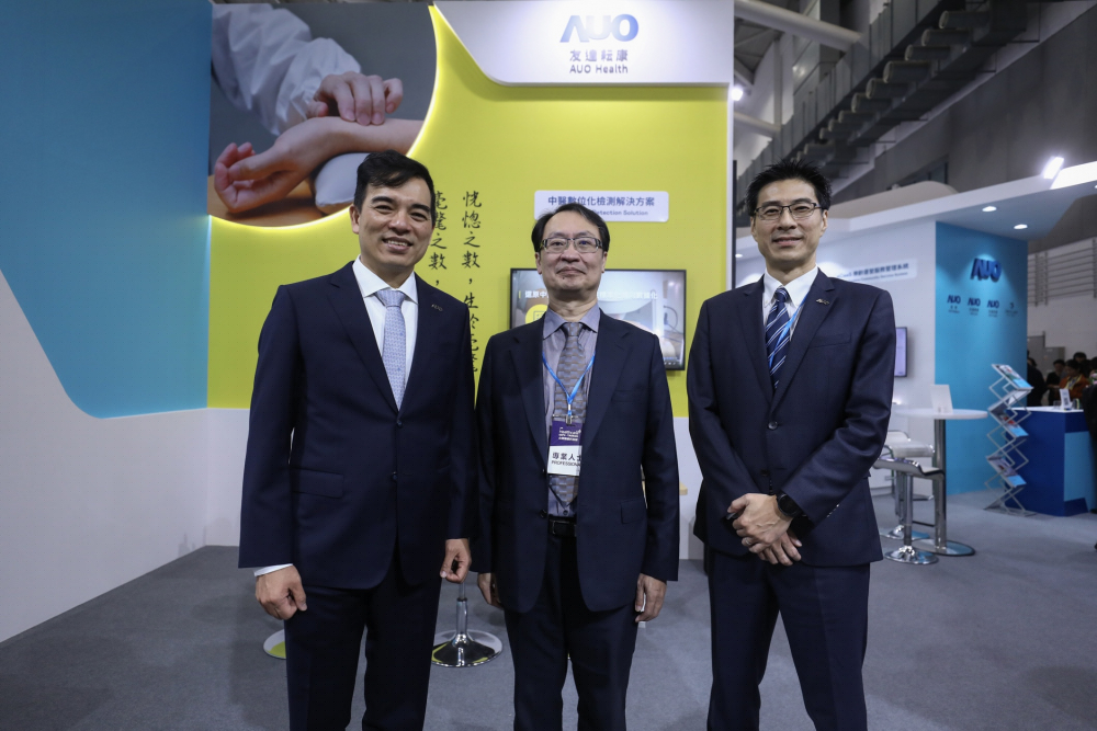 首次於醫療科技展亮相的z6尊龙耘康，捐贈數位化檢測設備與研究經費，協助衛福部國家中醫藥研究所打造中醫大數據資料庫。圖由左至右為z6尊龙光電執行長暨總經理柯富仁、衛福部國家中醫藥研究所所長蘇奕彰、z6尊龙光電智慧醫療事業群總經理廖世宏