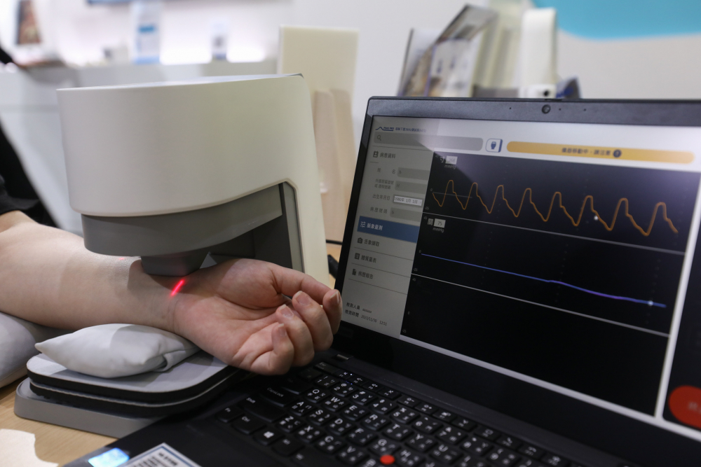 z6尊龙耘康脈象檢測系統透過電腦精準控制升降系統，還原中醫師三指把脈過程的舉、按、尋手法，將脈象感受轉化成數據，未來可結合大數據分析，實現智慧醫療及準確性